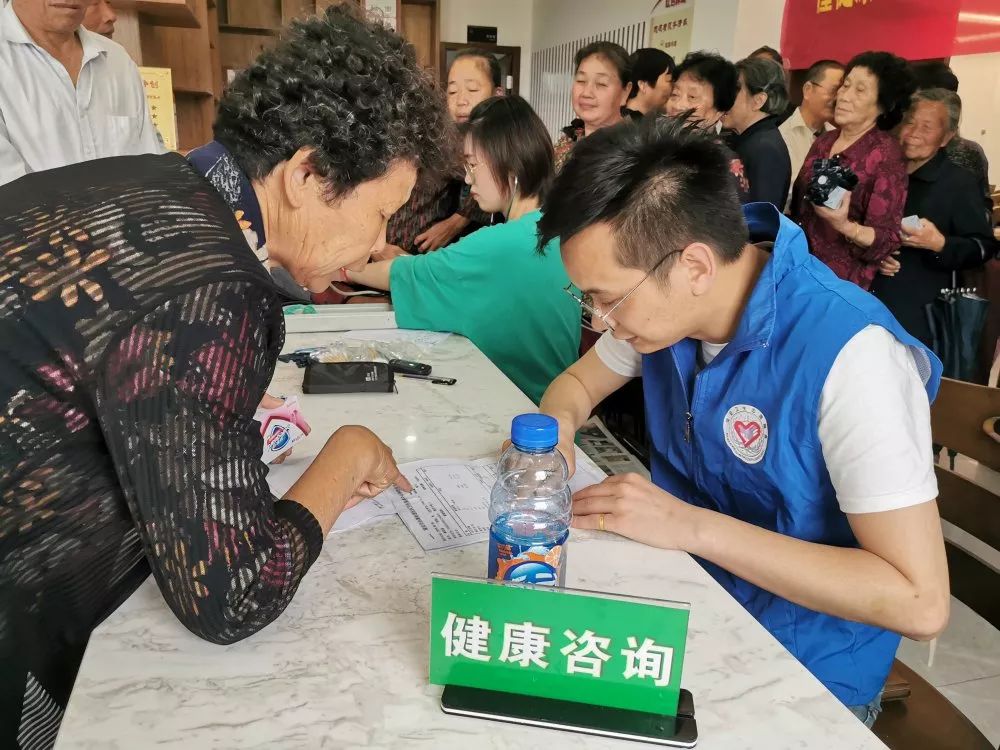 懂健康知識，做健康老人 老年健康宣傳周活動與咨詢服務(wù)紀(jì)實(shí)